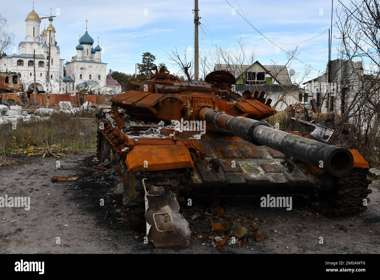 Un char russe détruit se tient près de la route devant un temple orthodoxe dans la ville libérée de Sviatohirsk. La Russie perd de 50 à 100 soldats chaque jour dans la bataille de Bakhmut, au milieu de ses tentatives désespérées de capturer la ville dans l'oblast de Donetsk, à l'est, a déclaré un porte-parole militaire le 4 décembre. S'exprimant à la télévision, le porte-parole du Commandement militaire de l'est, Serhiy Cherevaty, a déclaré qu'environ autant de soldats russes sont blessés en action près de Bakhmut chaque jour. Pendant des mois, la Russie a massé des troupes et du matériel pour entourer et capturer Bakhmut dans une campagne brutale qui a été menée par l'État russe Banque D'Images