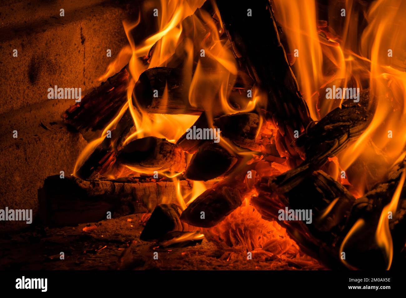 La combustion du bois dans un feu de joie. Grandes Flammes Banque D'Images