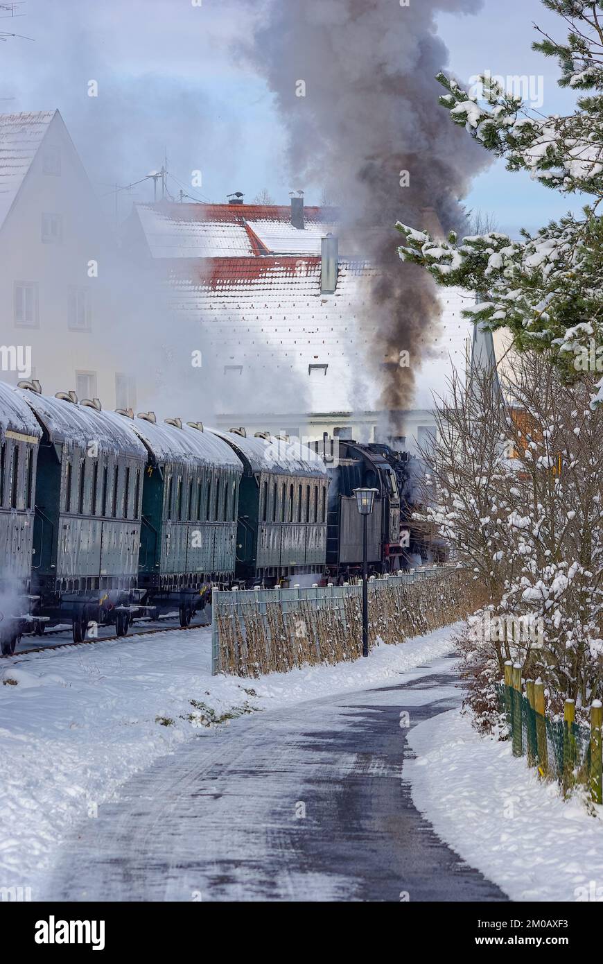 Un train à vapeur s'arrête dans la station d'hiver de Gomadingen, Alb souabe, Bade-Wurtemberg, Allemagne, 28 novembre, 2010. Banque D'Images