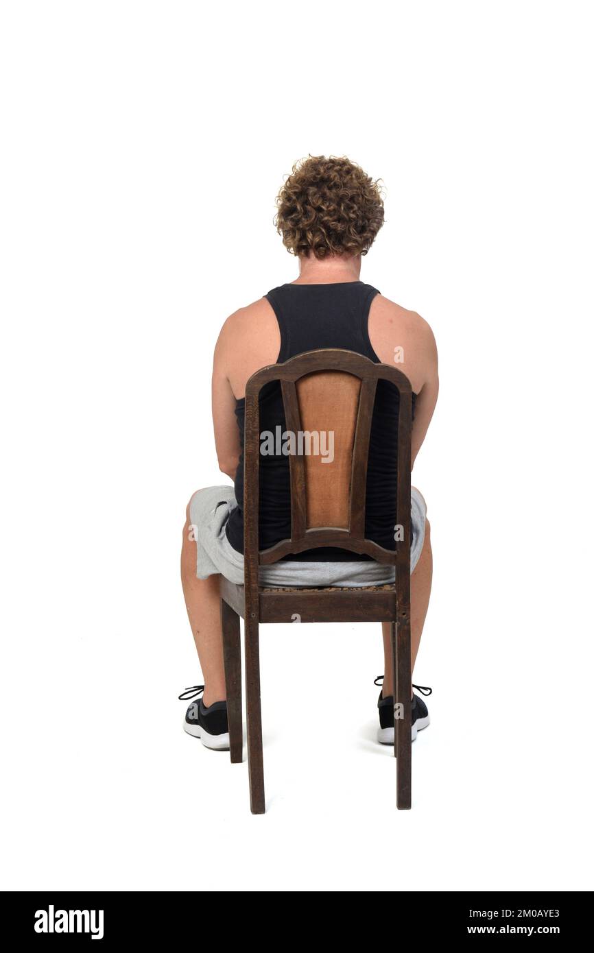 vue arrière d'un homme avec des vêtements de sport assis sur une chaise sur  fond blanc Photo Stock - Alamy