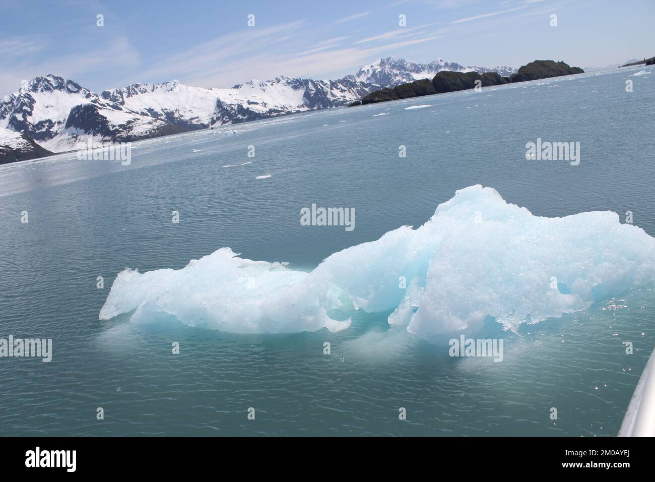 Floe de glace dans l'eau avec des montagnes Banque D'Images