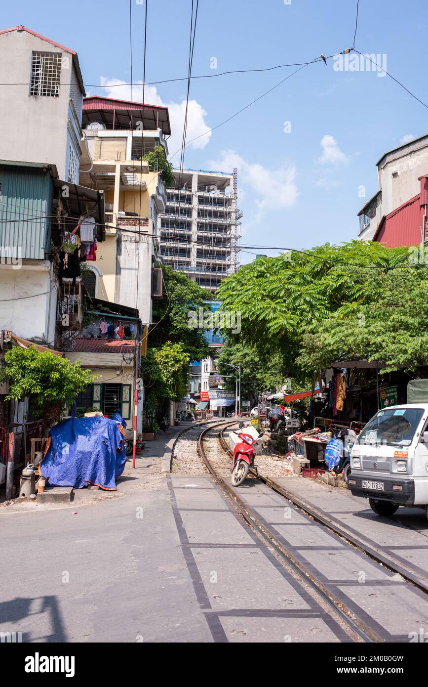 Hanoï, Vietnam - 16 septembre 2018: Traversée de la voie ferrée avec une rue animée, scooter stationné au milieu de la voie ferrée Banque D'Images