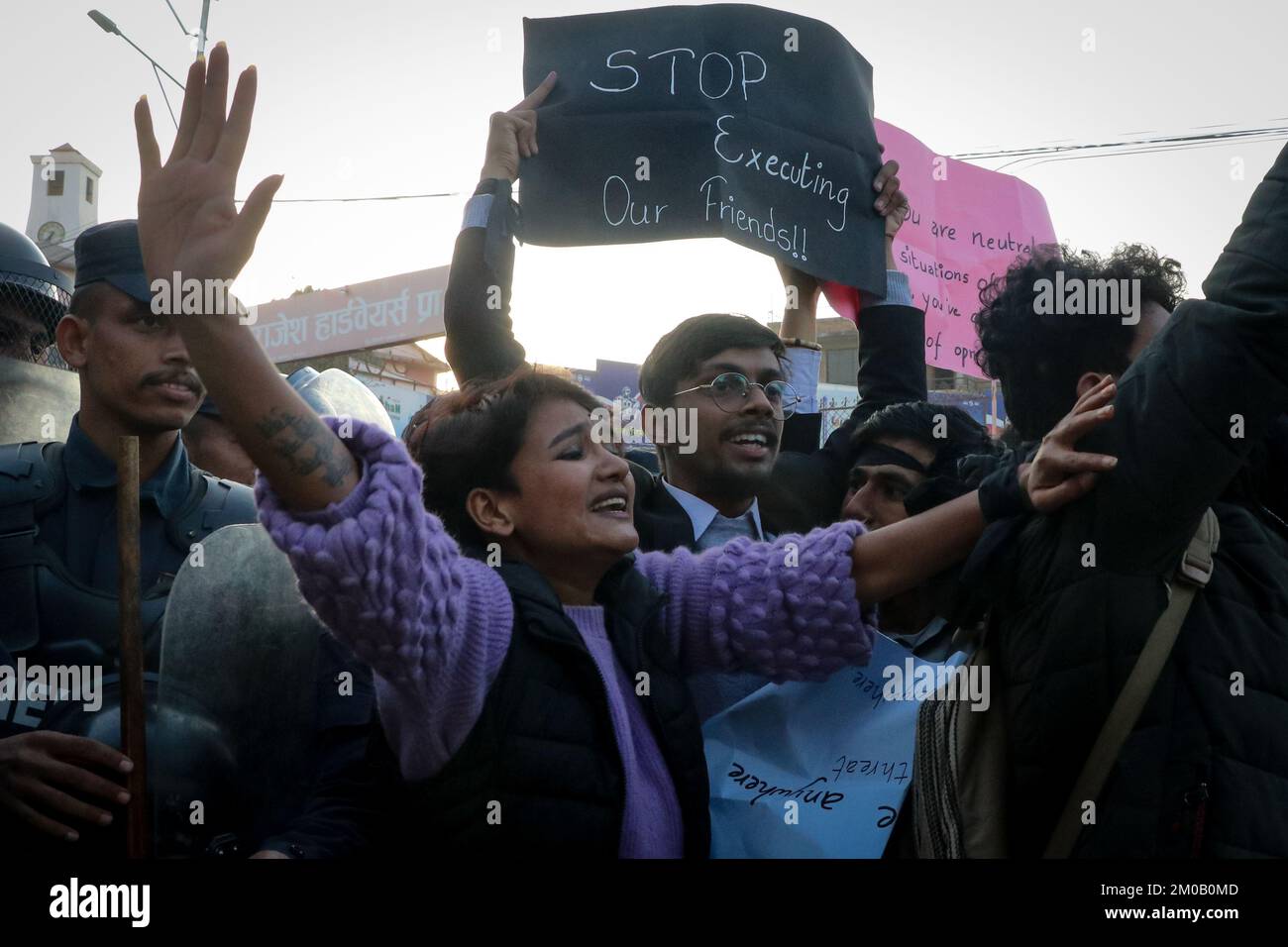 Lalitpur, Népal. 05th décembre 2022. Le 5 décembre 2022 à Lalitpur, au Népal. Les cadres de l'Union étudiante protestent devant l'ambassade du Myanmar basée au Népal contre la décision du tribunal militaire du Myanmar d'infliger une peine de mort pour sept étudiants qui protestaient contre le coup d'État militaire au Myanmar. (Photo de Abhishek Maharajan/Sipa USA) crédit: SIPA USA/Alay Live News Banque D'Images