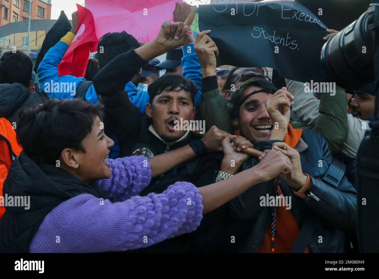 Lalitpur, Népal. 05th décembre 2022. Le 5 décembre 2022 à Lalitpur, au Népal. Les cadres de l'Union étudiante protestent devant l'ambassade du Myanmar basée au Népal contre la décision du tribunal militaire du Myanmar d'infliger une peine de mort pour sept étudiants qui protestaient contre le coup d'État militaire au Myanmar. (Photo de Abhishek Maharajan/Sipa USA) crédit: SIPA USA/Alay Live News Banque D'Images