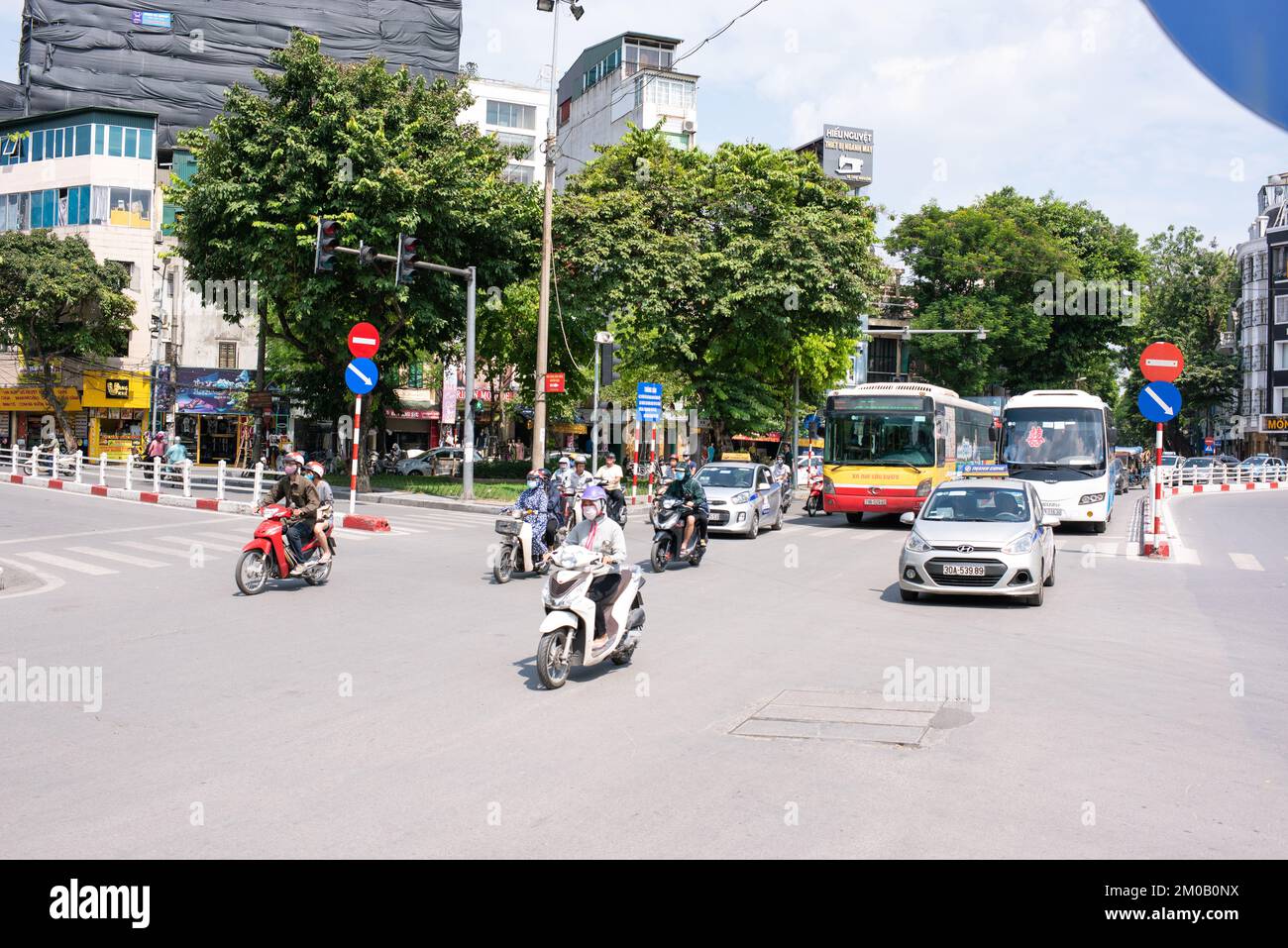 Hanoï, Vietnam - 16 septembre 2018: Trafic à un carrefour de rue dans la capitale du Vietnam Banque D'Images