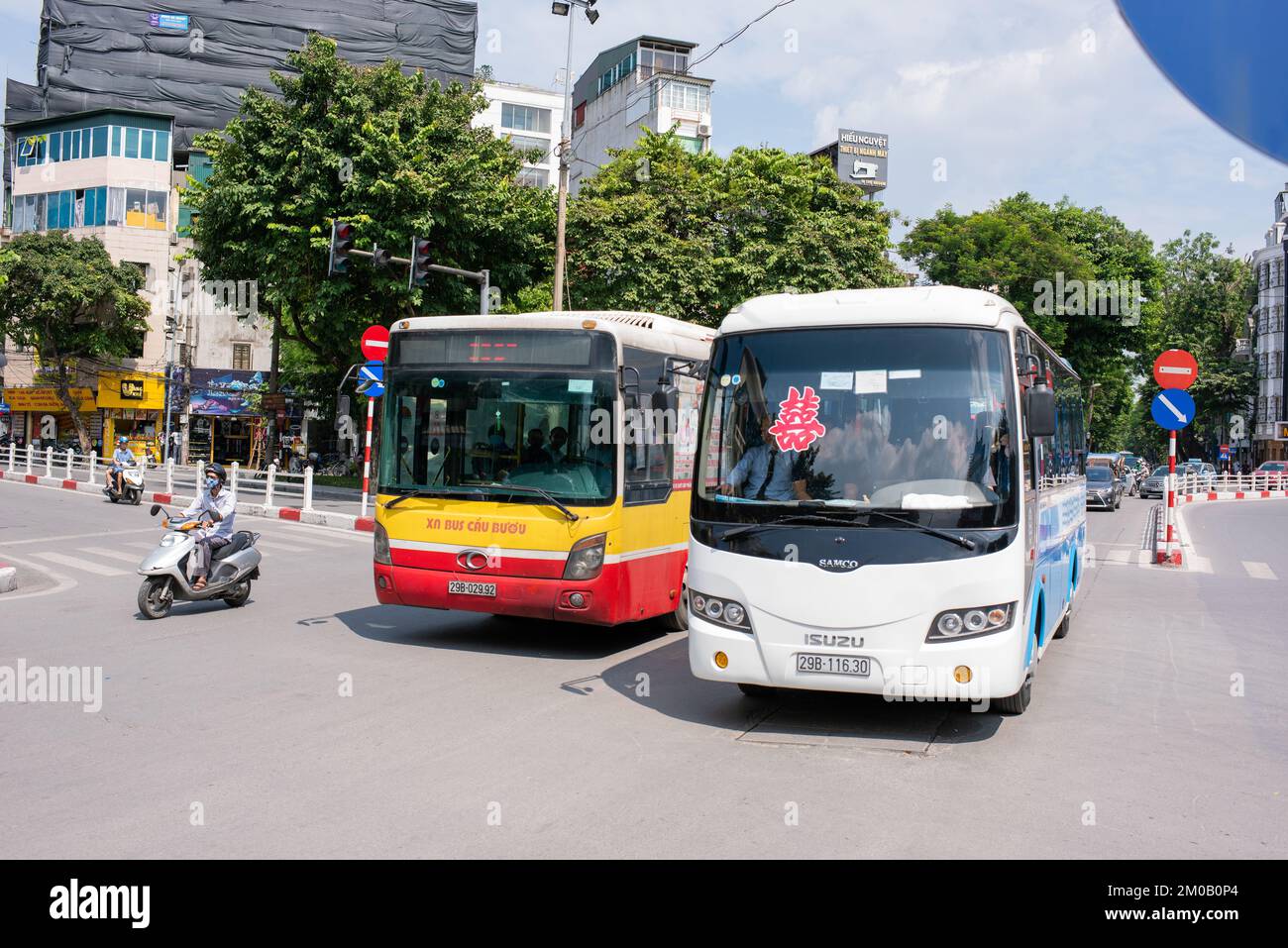 Hanoï, Vietnam - 16 septembre 2018 : bus de transport public traversant la capitale du Vietnam Banque D'Images