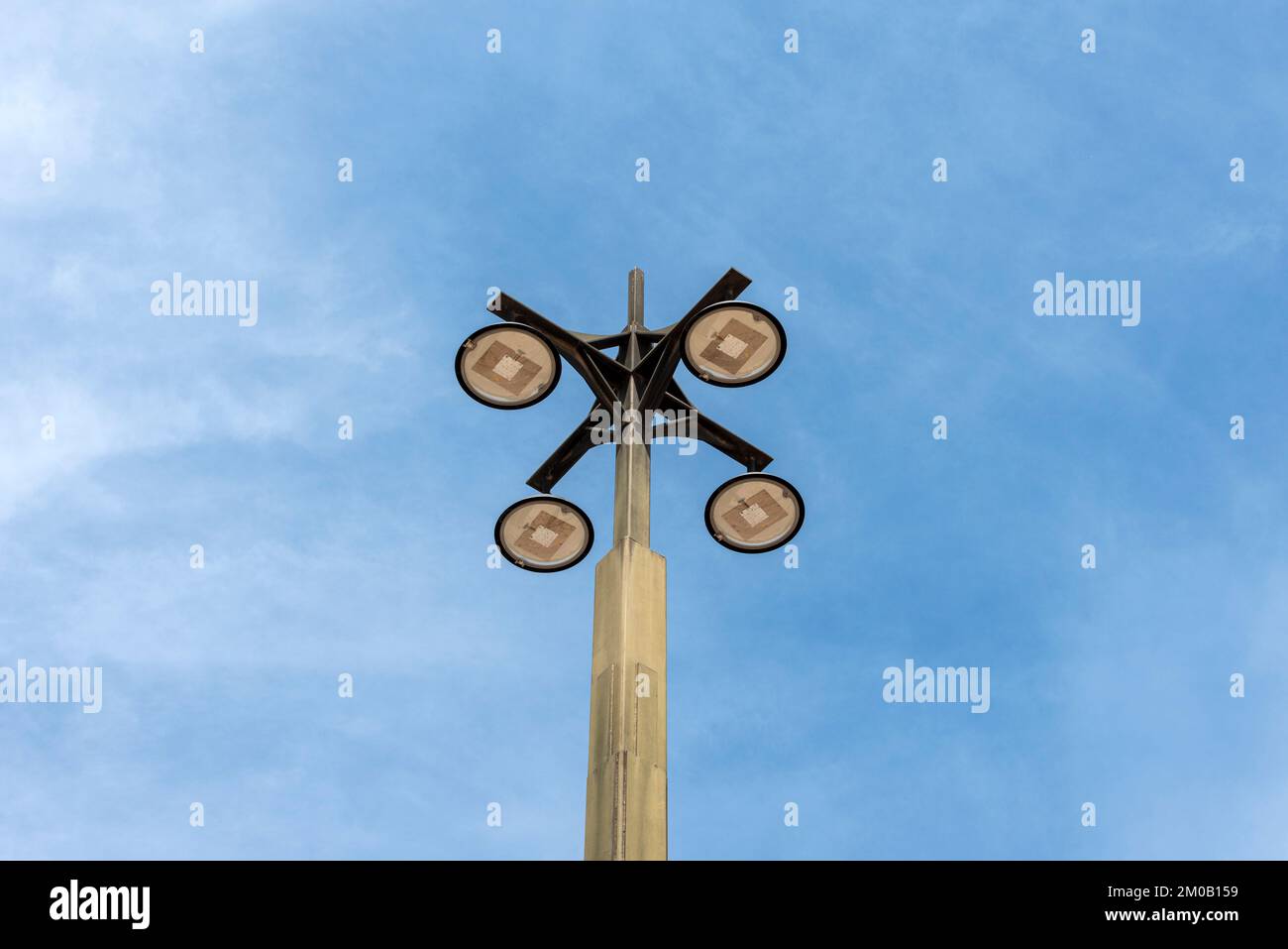 Lumière de rue écologique LED moderne sur fond bleu ciel Banque D'Images