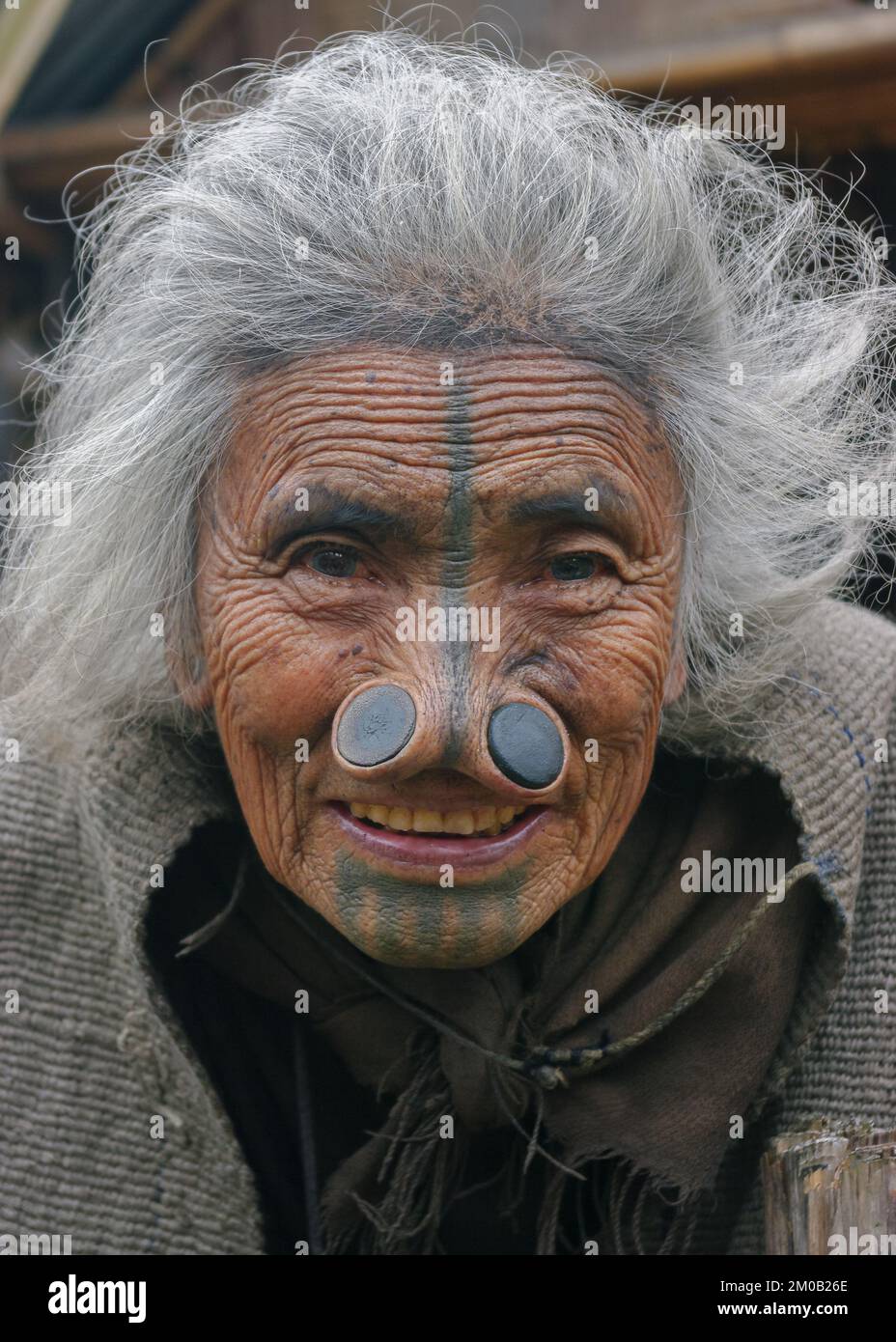 Ziro, Arunachal Pradesh, Inde - 11 13 2010 : gros plan portrait d'une vieille femme tribale d'Apatani souriante avec tatouages faciaux traditionnels et prises de nez Banque D'Images