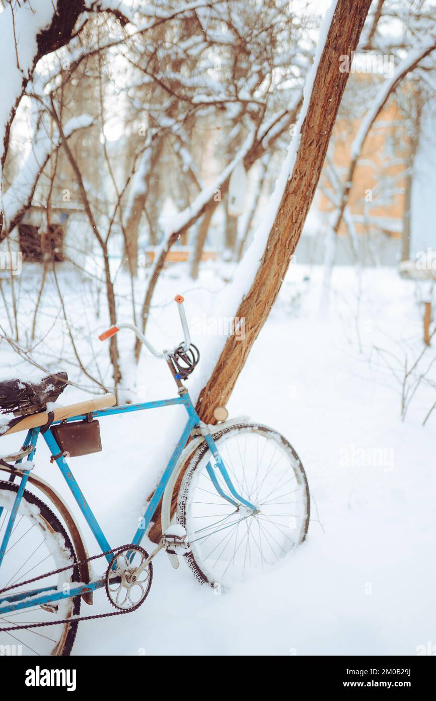 Vieux vélo antique recouvert de neige en hiver Banque D'Images