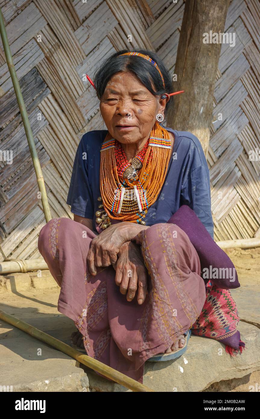 Mon district, Nagaland, Inde - 03 11 2014 : portrait de la vieille femme tribale de Naga Konyak portant un collier et des quills de porc-épic dans ses oreilles Banque D'Images