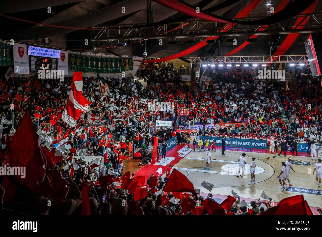 Varese, Italie. 04th décembre 2022. Vue générale à l'intérieur de l'arène pendant le LBA Lega basket Un jeu de saison régulière 2022/23 entre OpenJobMetis Varese et Virtus Segafredo Bologna à Enerxenia Arena. (Score final ; Varèse 100 | Bologne 108). (Photo de Fabrizio Carabelli/SOPA Images/Sipa USA) crédit: SIPA USA/Alay Live News Banque D'Images