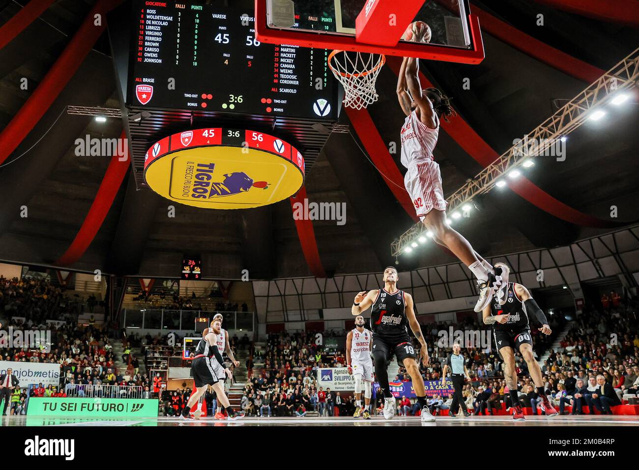 Varese, Italie. 04th décembre 2022. Jaron Johnson #92 de Pallacanestro Varese OpenJobMetis Dunks pendant le LBA Lega basket Un jeu de saison régulière 2022/23 entre OpenJobMetis Varese et Virtus Segafredo Bologna à Enerxenia Arena. (Score final ; Varèse 100 | Bologne 108). (Photo de Fabrizio Carabelli/SOPA Images/Sipa USA) crédit: SIPA USA/Alay Live News Banque D'Images