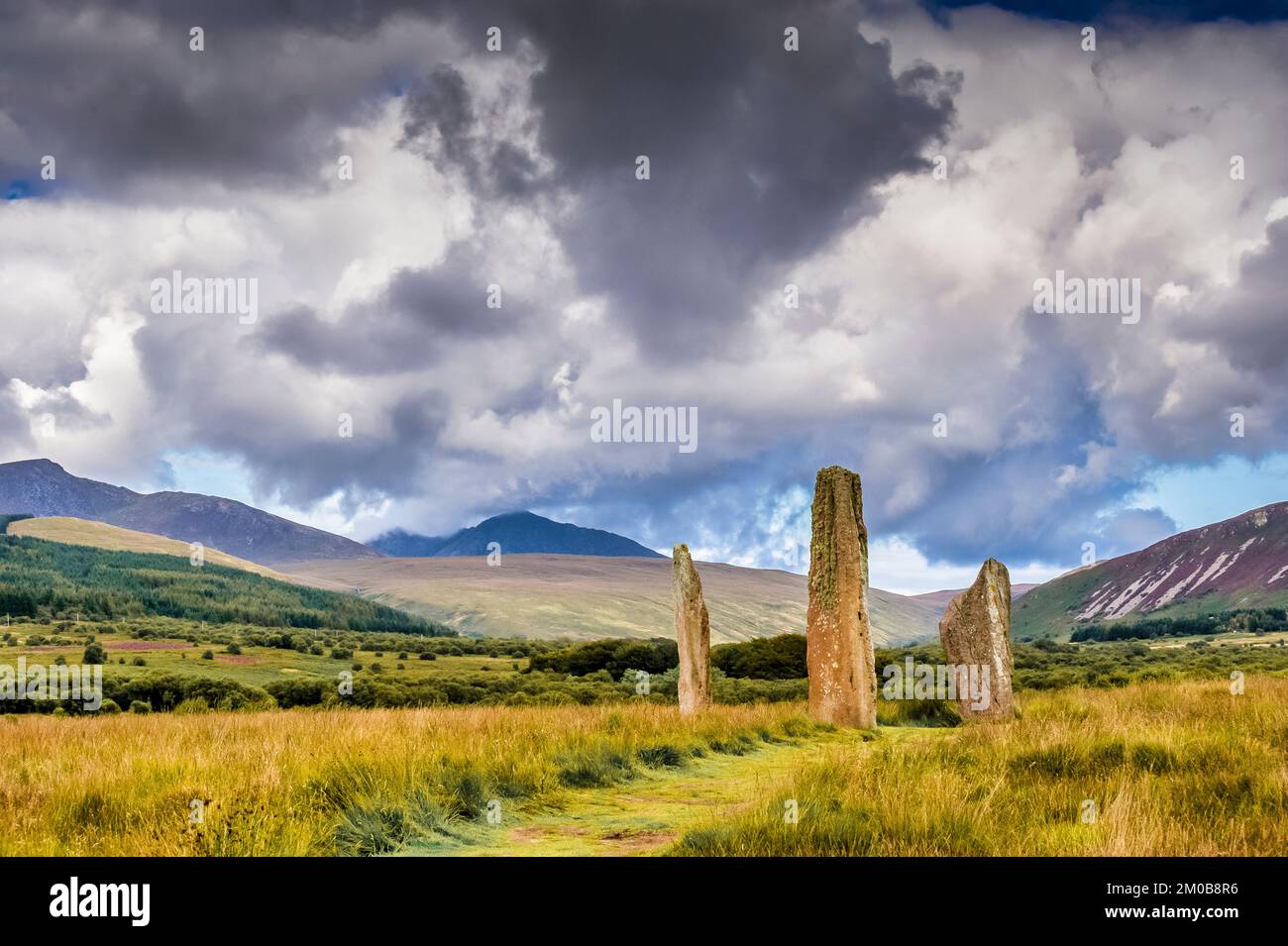 L'image est du cercle de pierre debout de Machrie qui aurait environ 5000 ans sur l'île d'Arran Banque D'Images