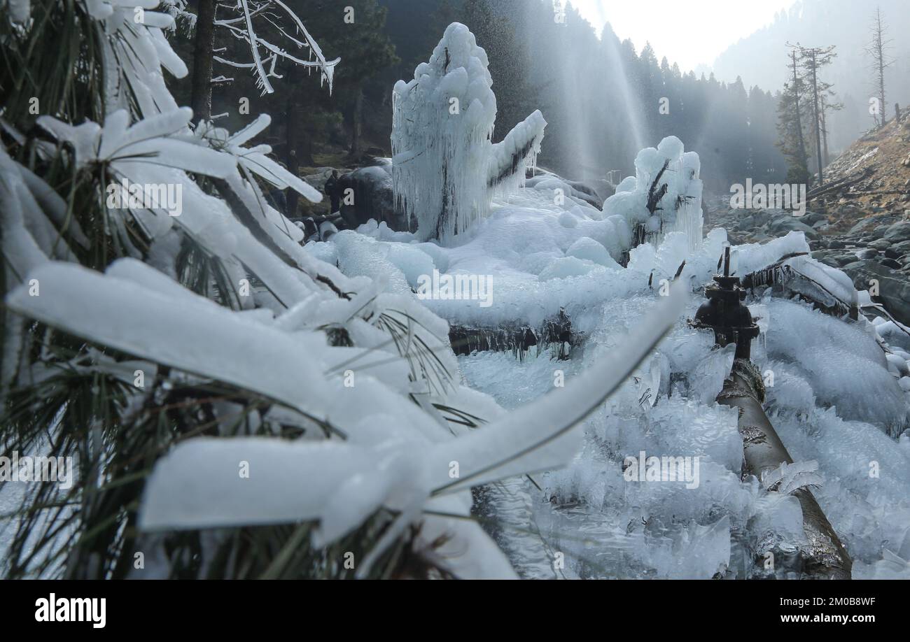 5 décembre 2022, Srinagar, Jammu-et-Cachemire, Inde : Les glaçons sont créés par l'eau d'un tuyau d'alimentation qui fuit dans la région de Tangmarg, au nord du Cachemire, à environ 30 kilomètres de Srinagar, la capitale estivale de l'Inde Cachemire. La vague de froid a continué de balayer la région et la température de nuit est restée en dessous du point de congélation dans la plupart des endroits. (Credit image: © Sajad Hameed/Pacific Press via ZUMA Press Wire) Banque D'Images