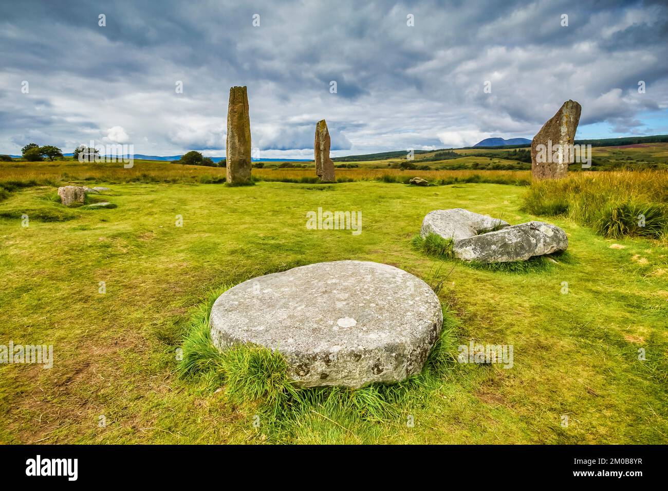 L'image est du cercle de pierre debout de Machrie qui aurait environ 5000 ans sur l'île d'Arran Banque D'Images