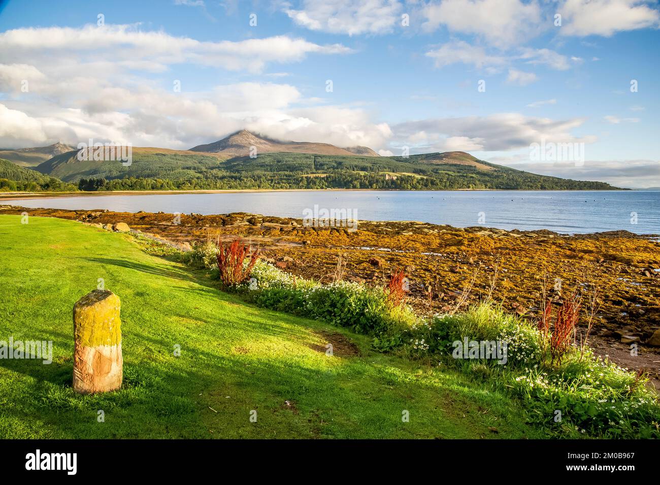 L'image est de la promenade du côté du loch dans la ville de Brodick, en regardant vers le Firth de Clyde et Goat Fell au loin Banque D'Images