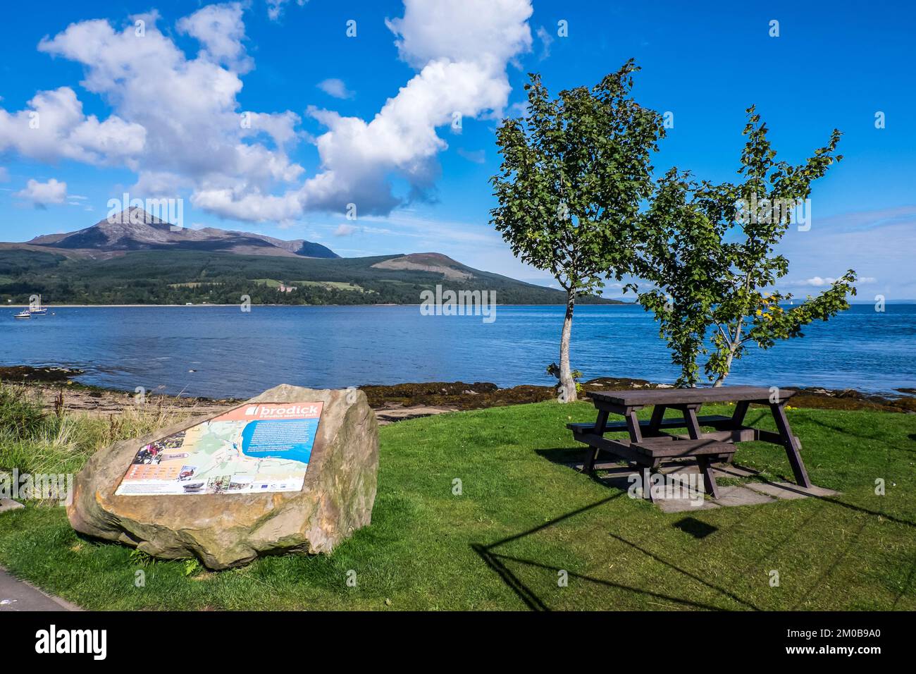 L'image est de la promenade du côté du loch dans la ville de Brodick, en regardant vers le Firth de Clyde et Goat Fell au loin Banque D'Images