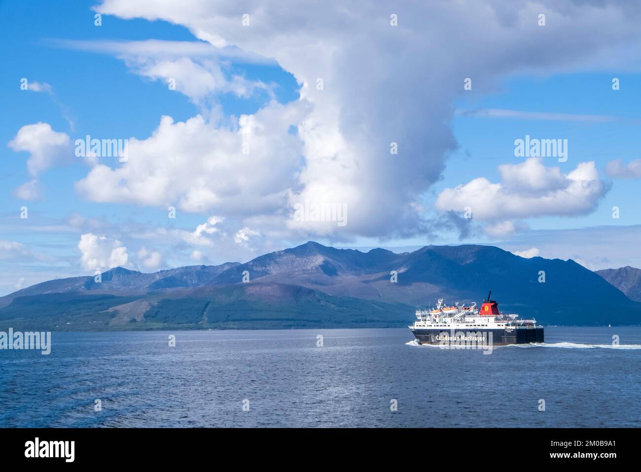 L'image est du service de ferry entre Ardrossan sur le continent à Brodick la ville principale sur l'île d'Arran dans le Firth de Clyde avec Goat Fell Banque D'Images