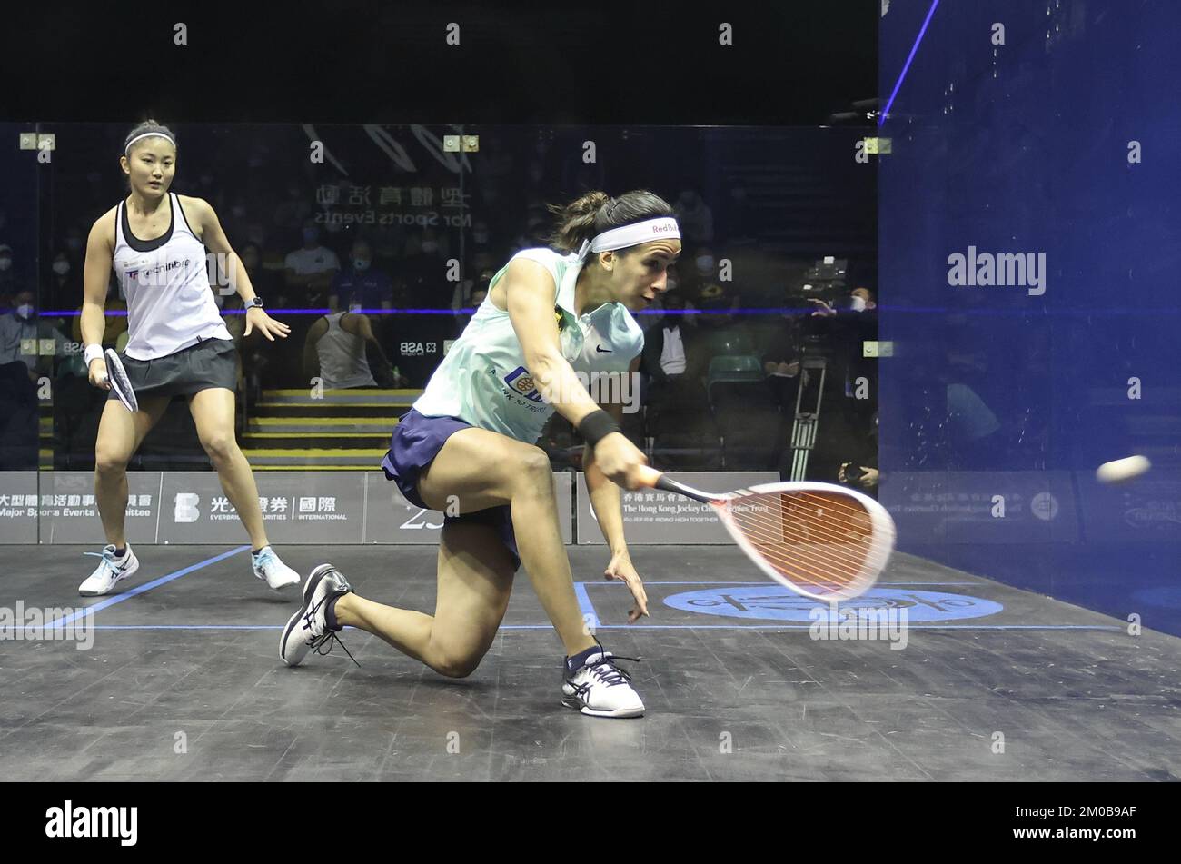 Hong Kong squash Open 2022 WomenHH Quarter final entre EgyptHH Nouran Gohar (turquoise clair) et JapanHH Satomi Watanbe (blanc), au Hong Kong Park Sports Center à Admiraty. 02DECSCMP / Jonathan Wong Banque D'Images