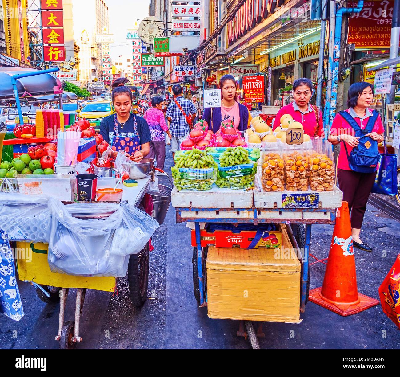 BANGKOK, THAÏLANDE - 23 AVRIL 2019 : les charrettes de rue avec des fruits tropiques et des jus de fruits frais sur le marché de nuit en plein air dans le quartier chinois, sur 23 avril à Bangkok, Banque D'Images