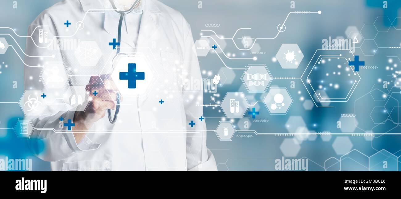 Médecin avec stéthoscope tenant la Croix de la Santé. Concept de santé, d'assurance médicale et de statut personnel. Supports mixtes Banque D'Images