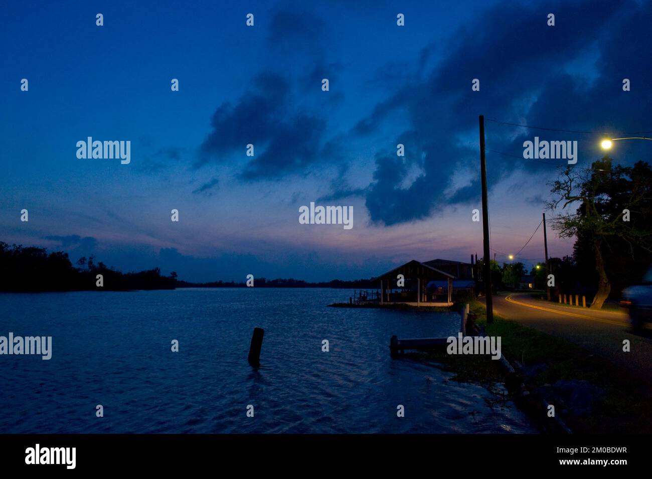 Bureau de l'Administrateur (Lisa P. Jackson) - Cocodrie, Louisiane et échantillonnage de l'eau (BP Oil Spill) - photo de l'USEPA par Eric Vance , Agence de protection de l'environnement Banque D'Images