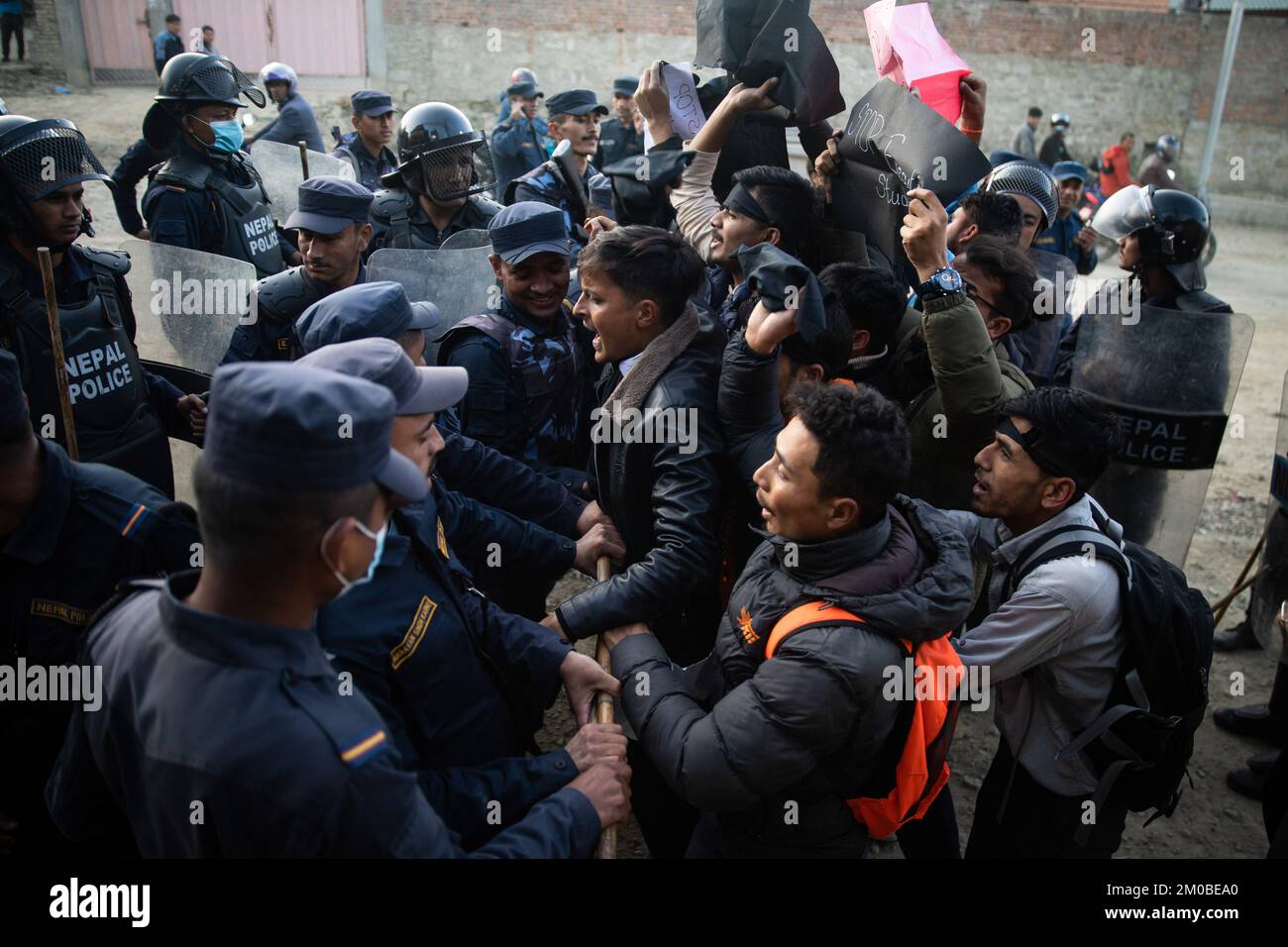 Lalitpur, Népal. 05th décembre 2022. Les cadres des syndicats étudiants protestent contre le gouvernement du Myanmar après avoir condamné à mort sept étudiants en dehors de l'ambassade du Myanmar basée au Népal. 7 personnes qui ont protesté contre le gouvernement du Myanmar ont été condamnées à mort. Ils ont été condamnés par le tribunal militaire du Myanmar. Selon le diplomate international des médias, ceux qui seront punis sont des étudiants de l'université locale de Dagon. Ils ont été arrêtés en avril de l'année dernière. Crédit : SOPA Images Limited/Alamy Live News Banque D'Images