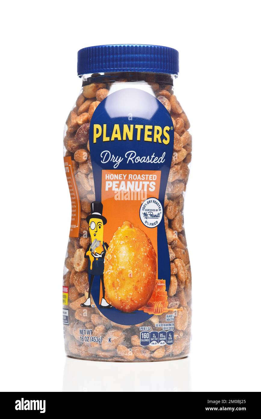 IRVINE, CALIFORNIE - 4 DEC 2022: Une bouteille en plastique de Planters Peanuts rôtis au miel sec. Banque D'Images