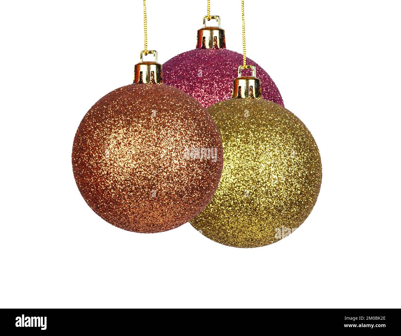 Boules de Noël isolées sur fond blanc. Boules de Noël en paillettes accrochées à la corde. Décoration de fête, décoration. Photo de haute qualité Banque D'Images