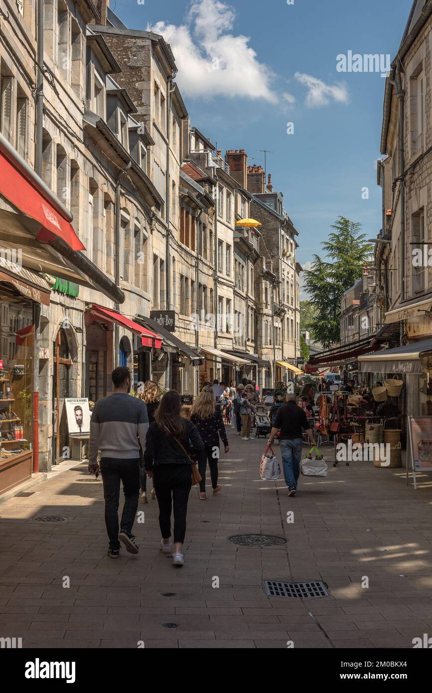Vue de personnes non identifiées dans une rue de Besançon, France Banque D'Images