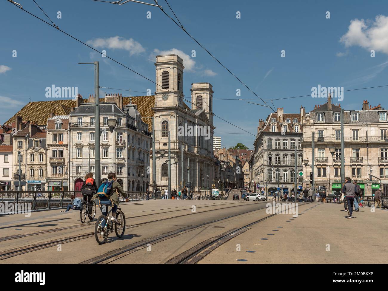 Vue de personnes non identifiées dans une rue de Besançon, France Banque D'Images