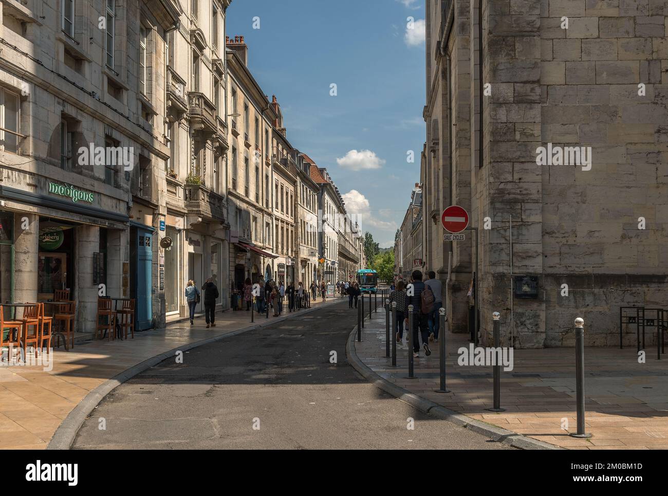 Vue de personnes non identifiées dans une rue de Besançon, France Banque D'Images