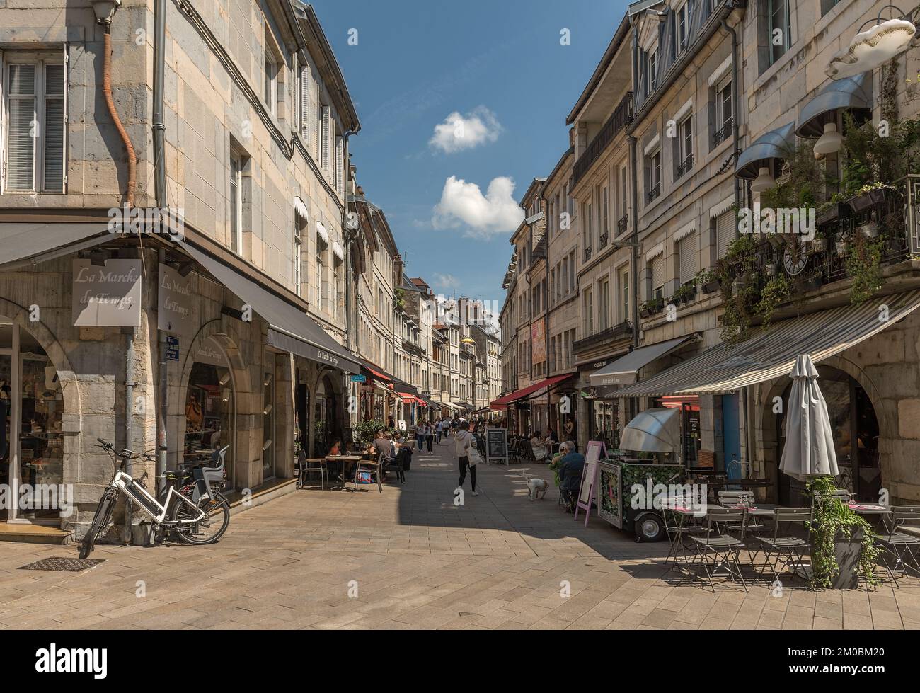 Vue de personnes non identifiées dans une rue de Besançon, France Banque D'Images