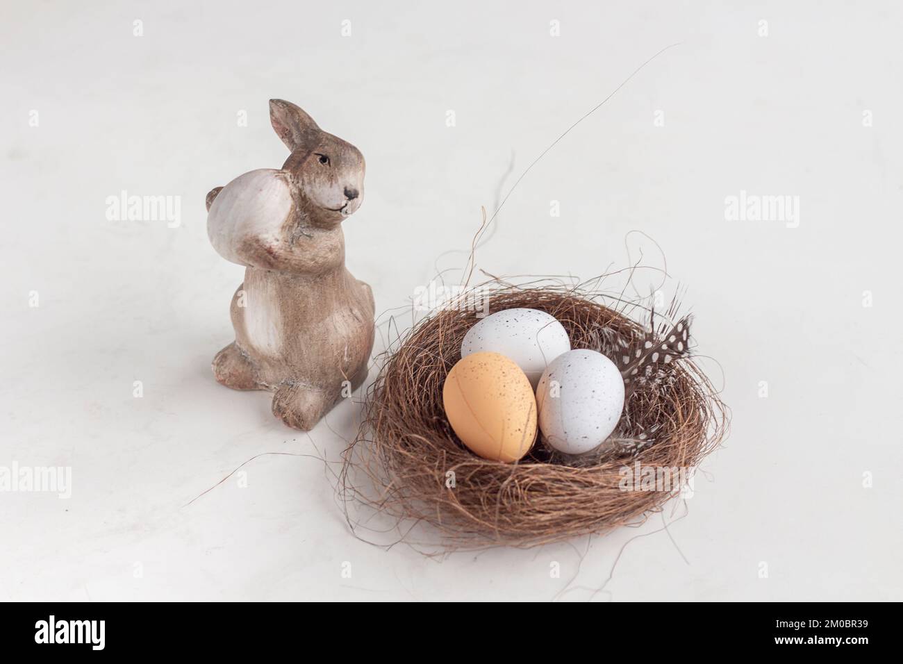 Arrière-plan de Pâques. Lapin de Pâques sur fond blanc. isoler. copier l'espace Banque D'Images