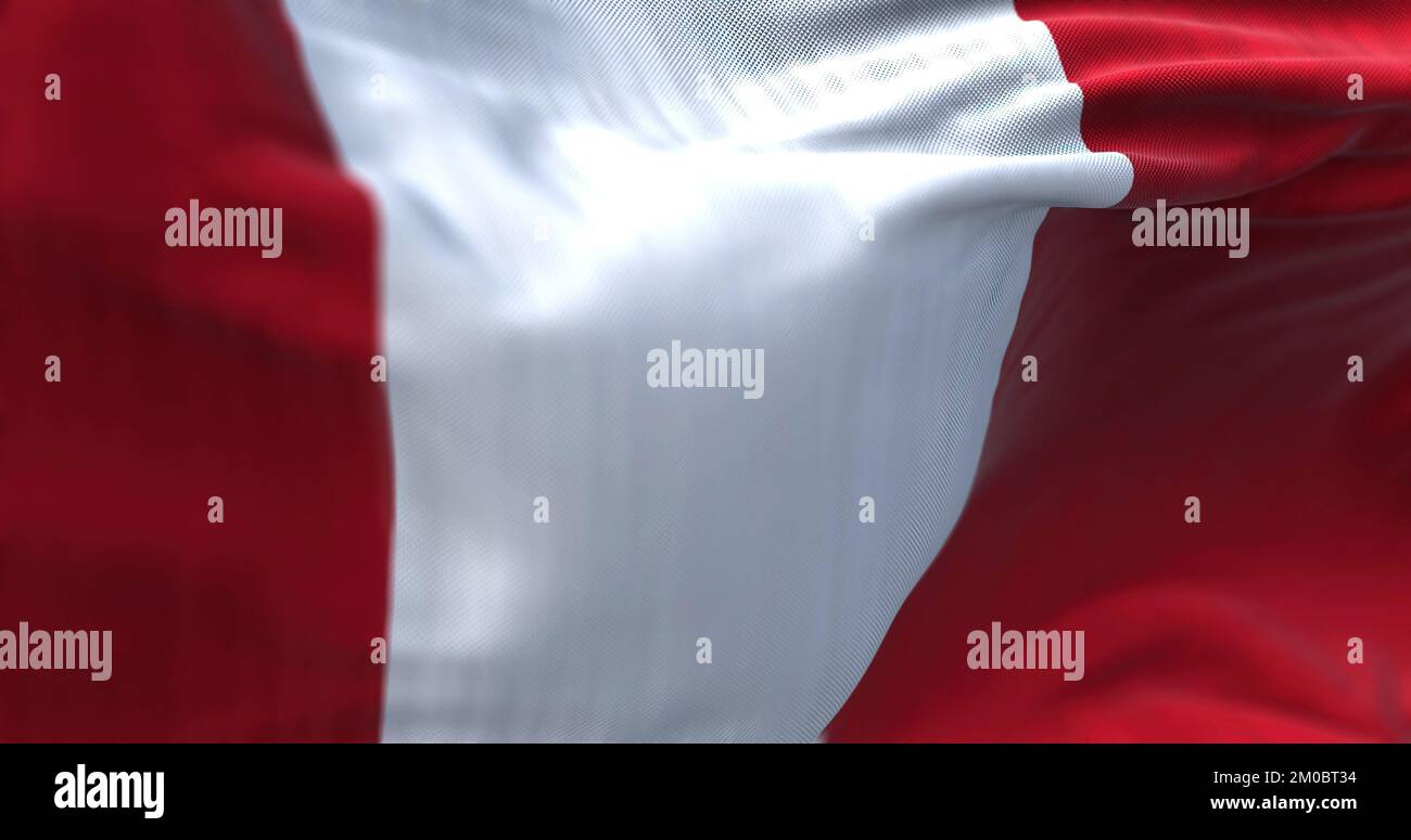 Vue rapprochée du drapeau national du Pérou qui agite dans le vent. La République du Pérou est un pays de l'ouest de l'Amérique du Sud. Arrière-plan texturé en tissu. Se Banque D'Images