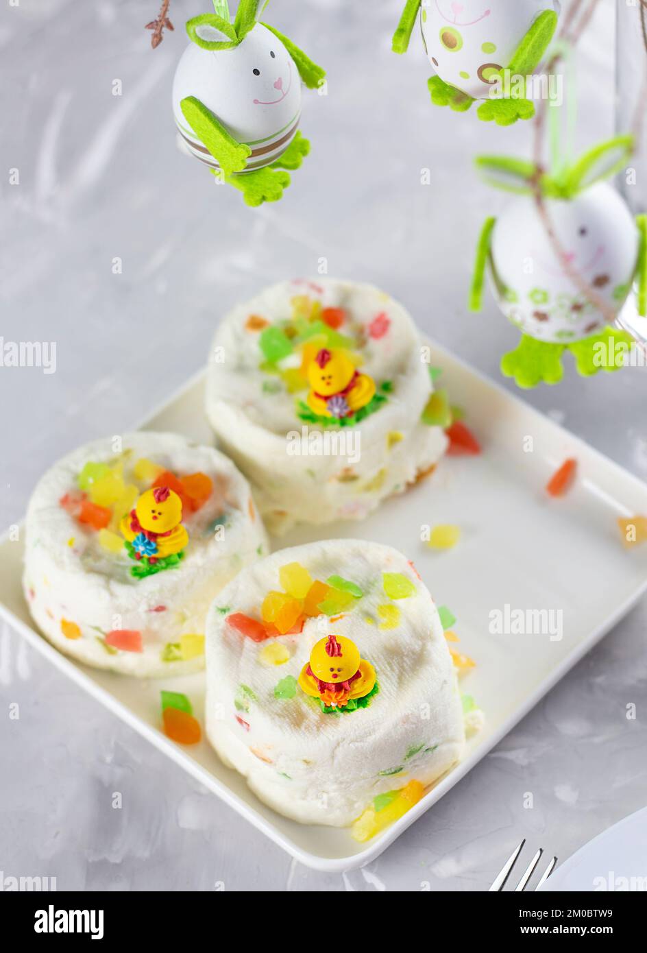 Arrière-plan de Pâques.Œufs de pâques heureux sur le nid.Œufs de Pâques.Bonne carte de Pâques.Œufs de Pâques multicolores.Pâques.Copier l'espace Banque D'Images