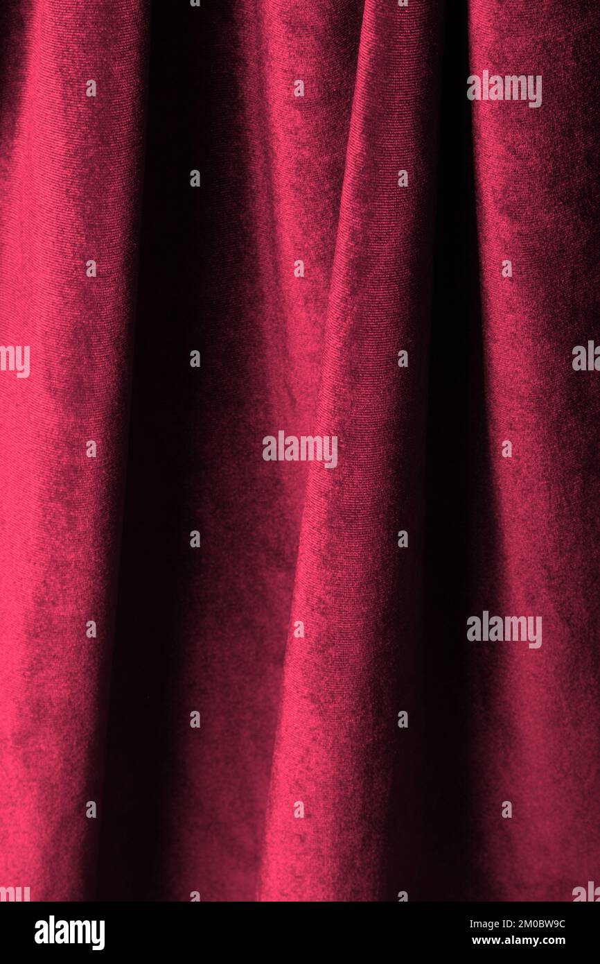 Tissu luxueux en velours, velours et couleur tendance viva magenta. Affiche concept de couleur de l'année 2023 Banque D'Images