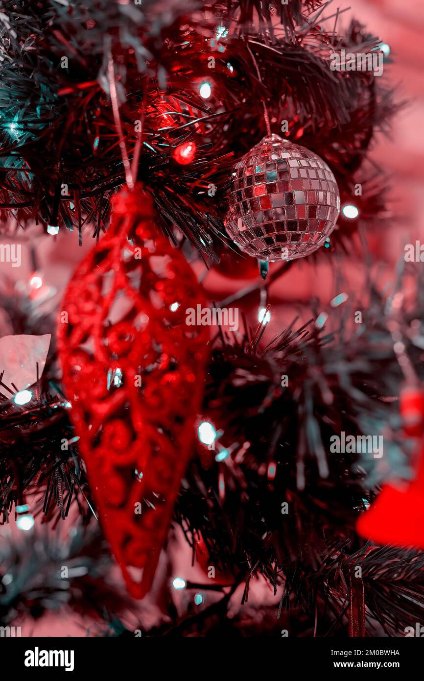 Décoration de Noël rouge oblongue accrochée à un arbre de Noël Banque D'Images