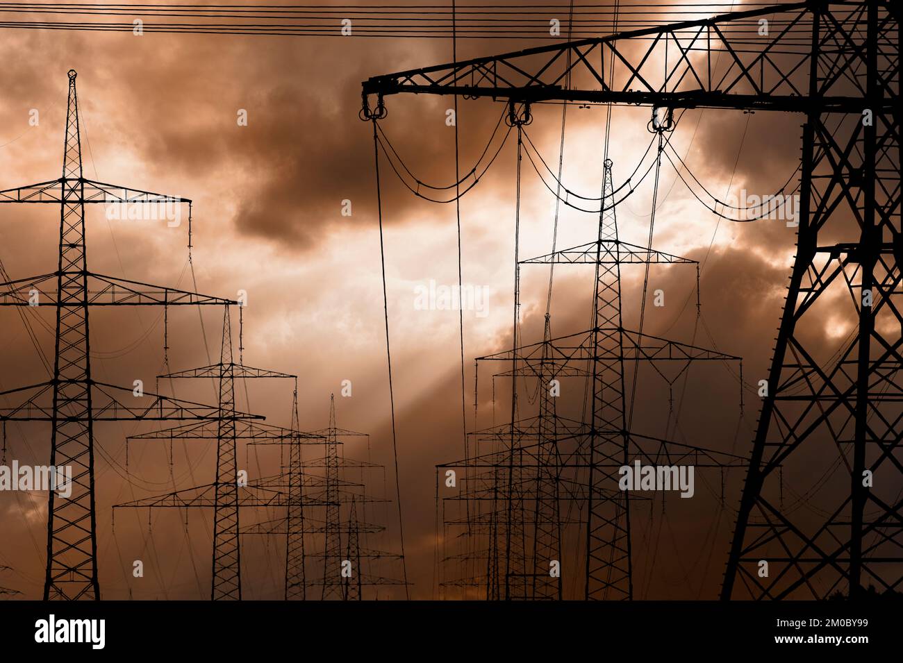 pylônes électriques et haute tension contre le ciel avec des nuages Banque D'Images