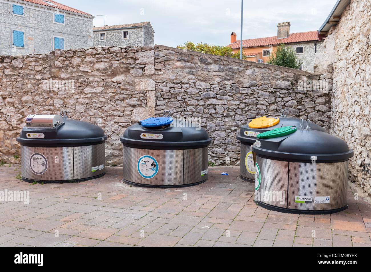 Bacs de recyclage pour collecte séparée des ordures, Brtonigla, Istria, Croatie Banque D'Images