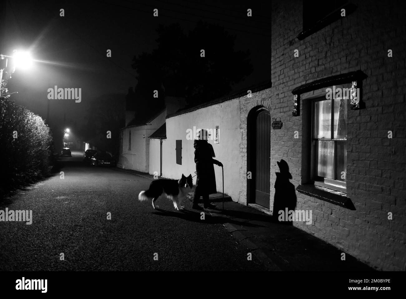 Appelant de nuit en dehors de la maison Angleterre, Grande-Bretagne, Royaume-Uni Banque D'Images