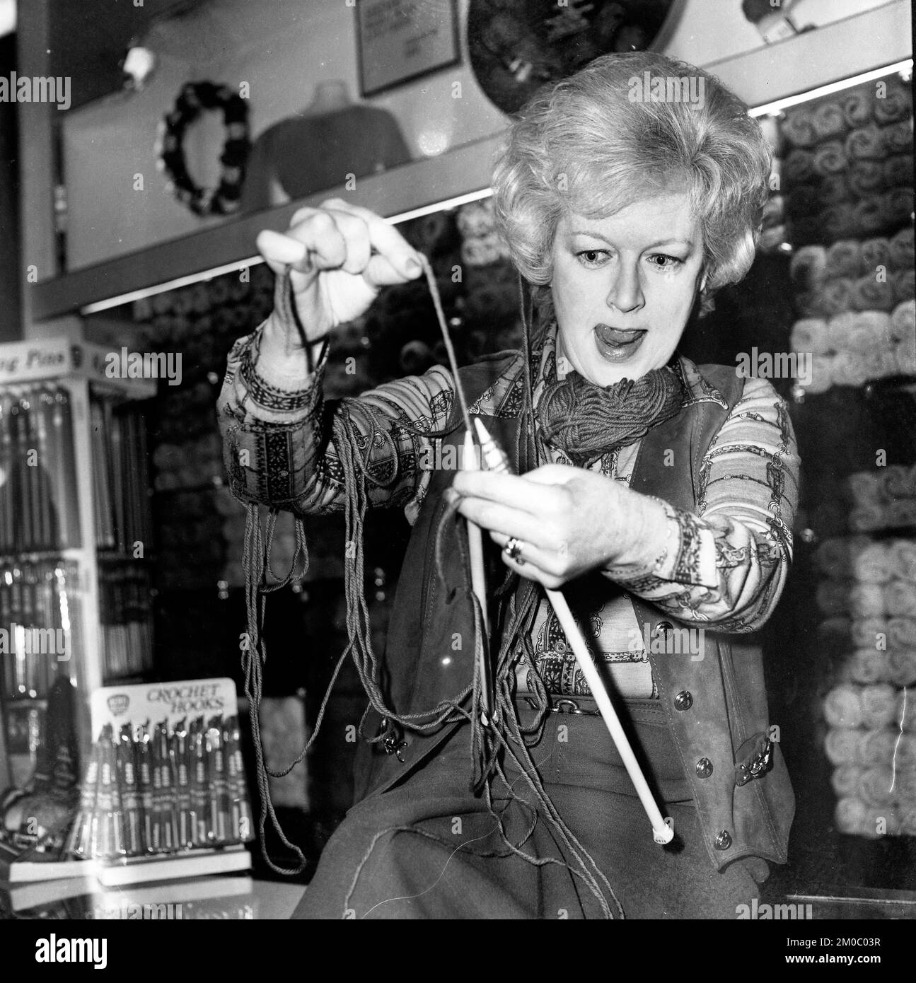 Actrice juin Whitfield avec des aiguilles en crochet 1976 Banque D'Images