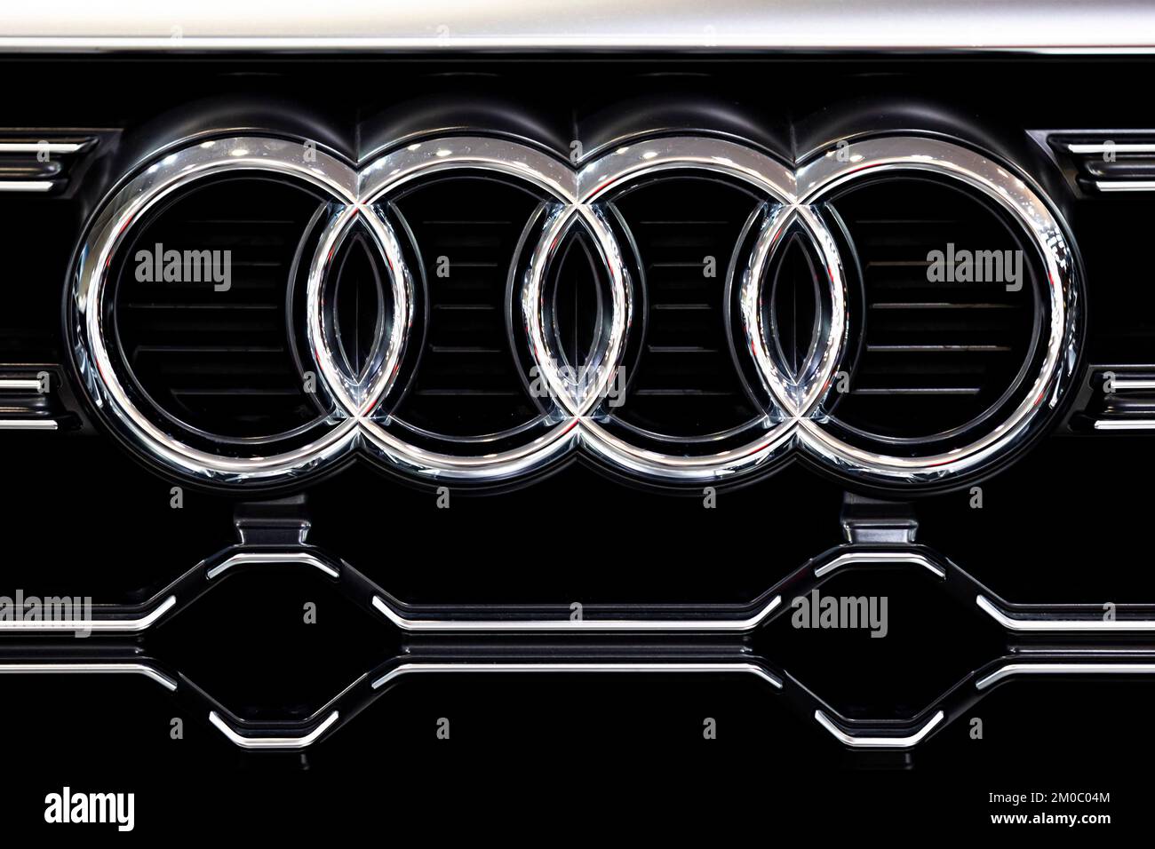 Sofia, Bulgarie - 3 juin 2022 : un gros plan du logo Audi est visible sur une voiture au Sofia Motor Show. Banque D'Images