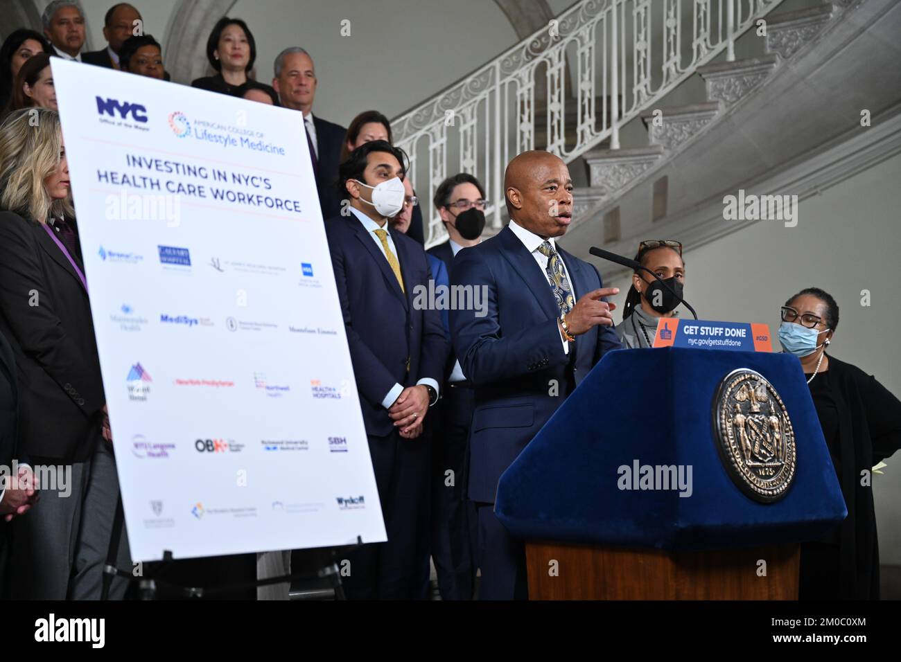 Le maire Eric Adams fait une annonce relative à la santé lors d'une conférence de presse à l'hôtel de ville de 5 décembre 2022, à New York. Banque D'Images