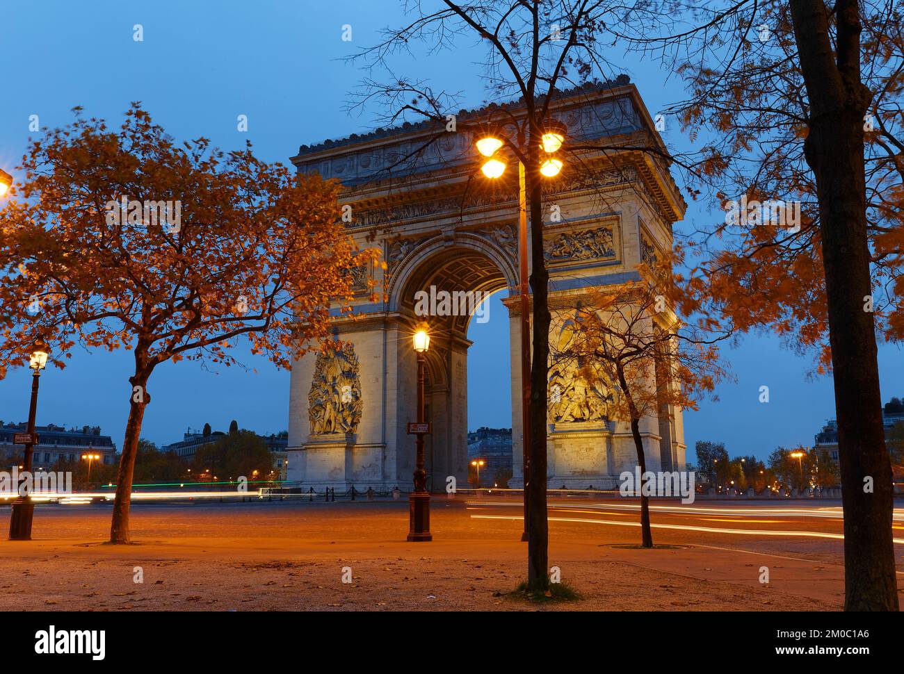 L'Arc de Triomphe est un des monuments les plus célèbres de Paris. Il rend hommage à ceux qui ont combattu et sont morts pour la France. Banque D'Images