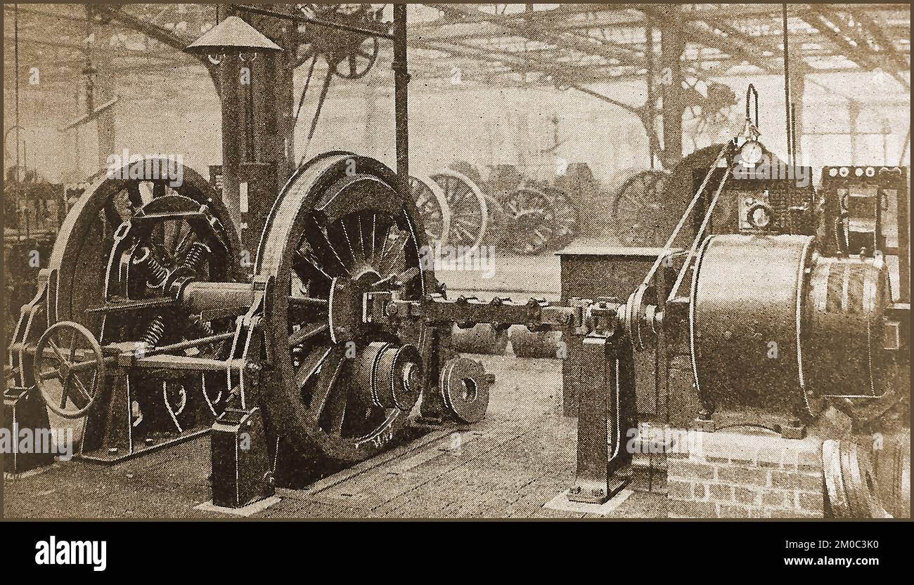 Années 1930 - essais de roues de chemin de fer avec une machine d'équilibrage dans ce qui est pensé tom être l'atelier de chemin de fer GWR. Banque D'Images