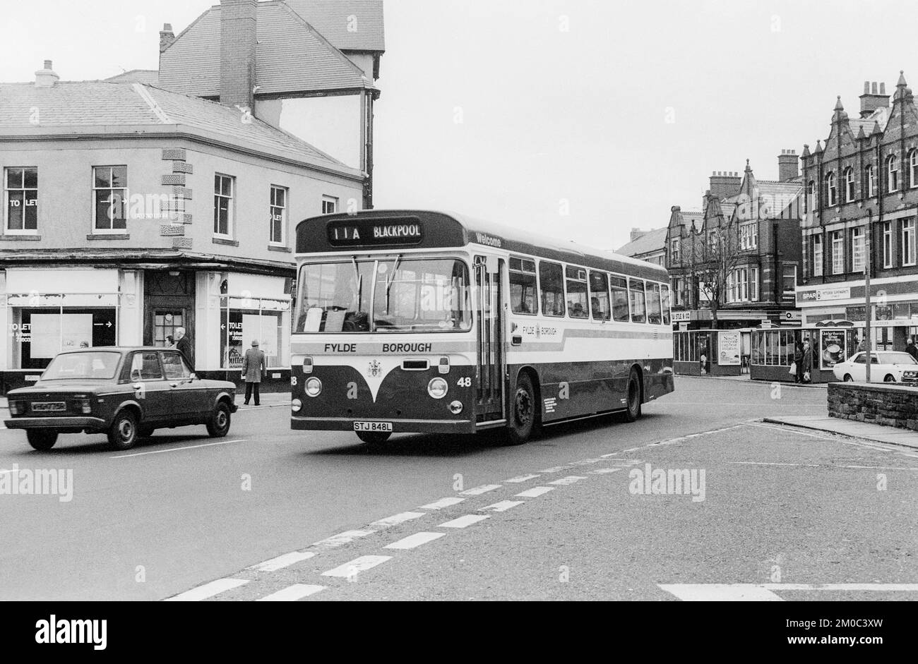 1981 image d'archive en noir et blanc de Market Square à Lytham St Annes, Lancashire. Vue vers Clifton Street. Banque D'Images