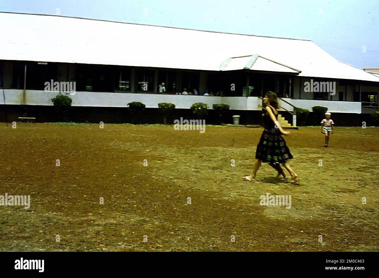 Enfants dans le terrain de jeu de l'école primaire de la RAF au camp de Birmanie, Accra, Ghana, vers 1959 Banque D'Images