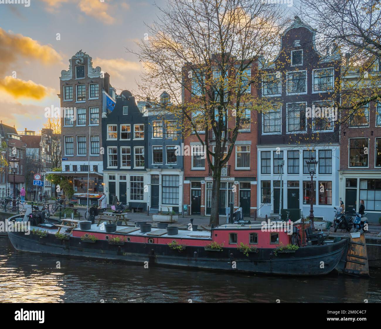 Amsterdam, pays-Bas, 25.11.2022, rue pittoresque d'Amsterdam avec maisons de canal au coucher du soleil Banque D'Images