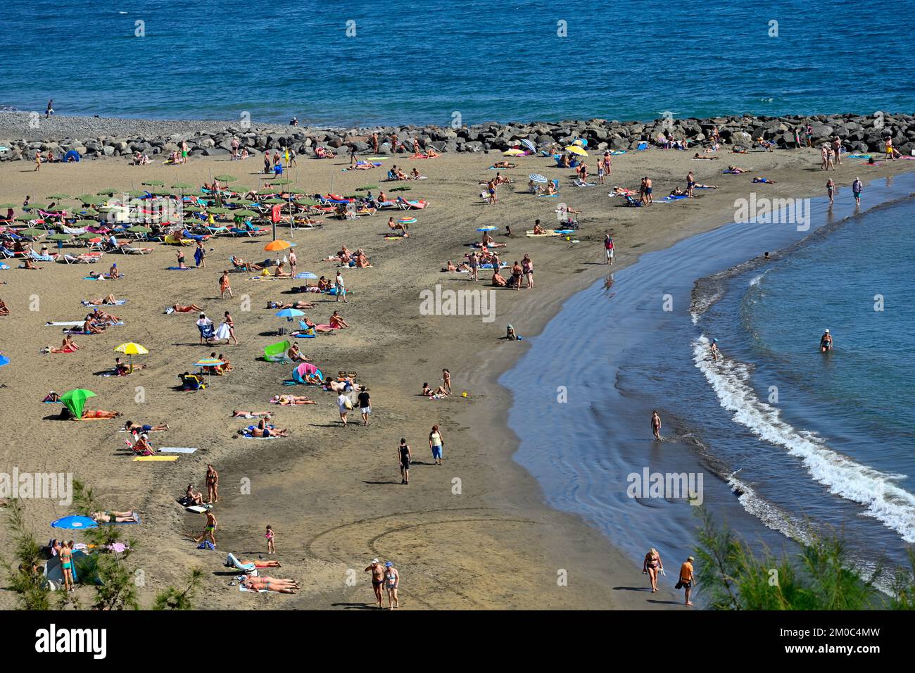 Playa El Veril avec des baigneurs de soleil sur le sable autres dans la mer, San Agustín, Las Palmas, Gran Canaria Banque D'Images Playa El Veril avec des baigneurs de soleil sur le sable autres dans la mer, San Agustín, Las Palmas, Gran Canaria Banque D'Images